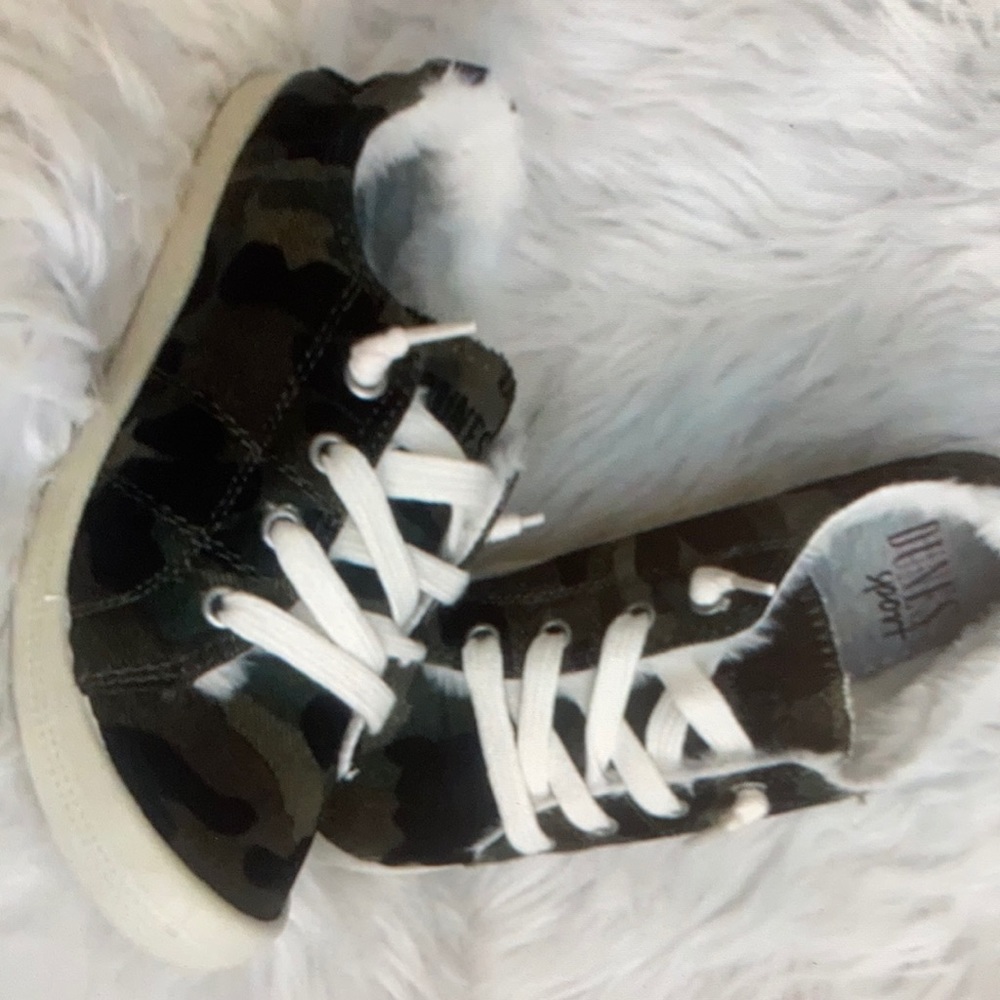 Dunes sport sneakers press cozy camp fur slip-on size 7M